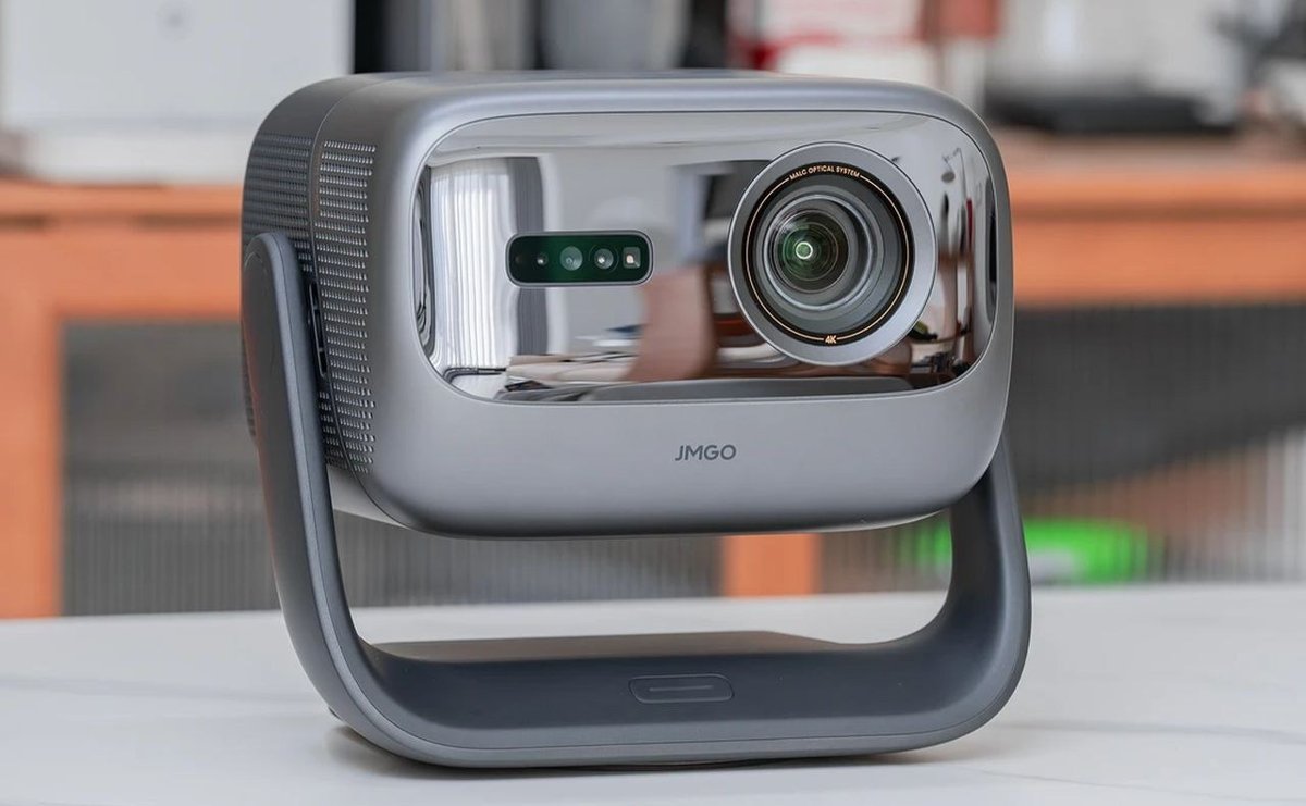 JMGO N3 Ultra — крупный экран с короткого расстояния
