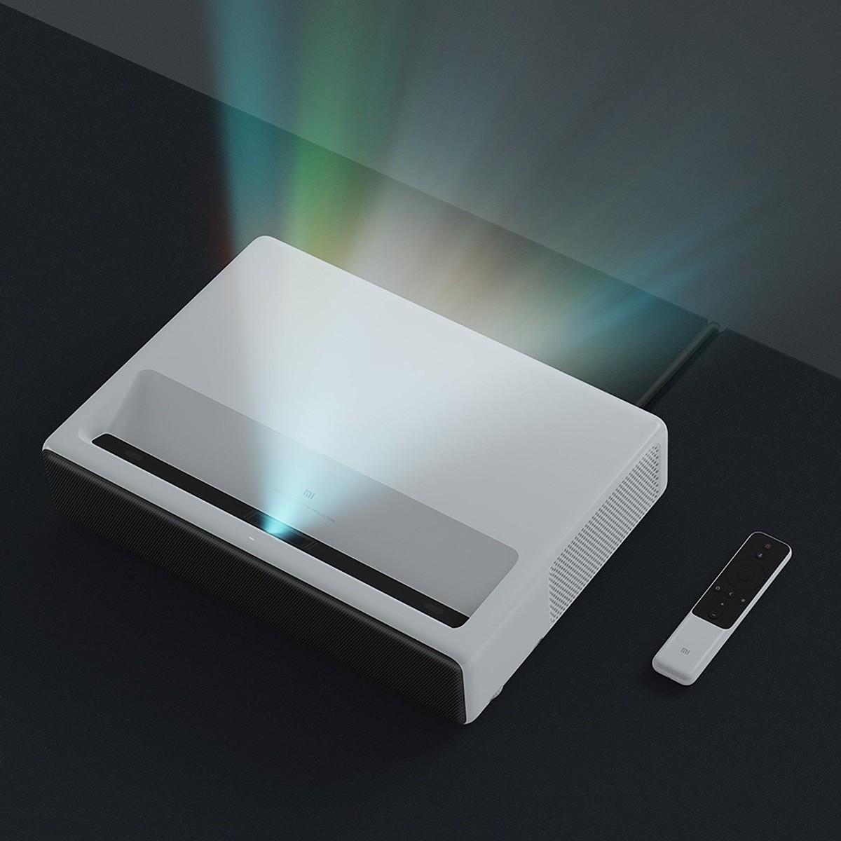 Xiaomi 150 — ультракороткий фокус у стены